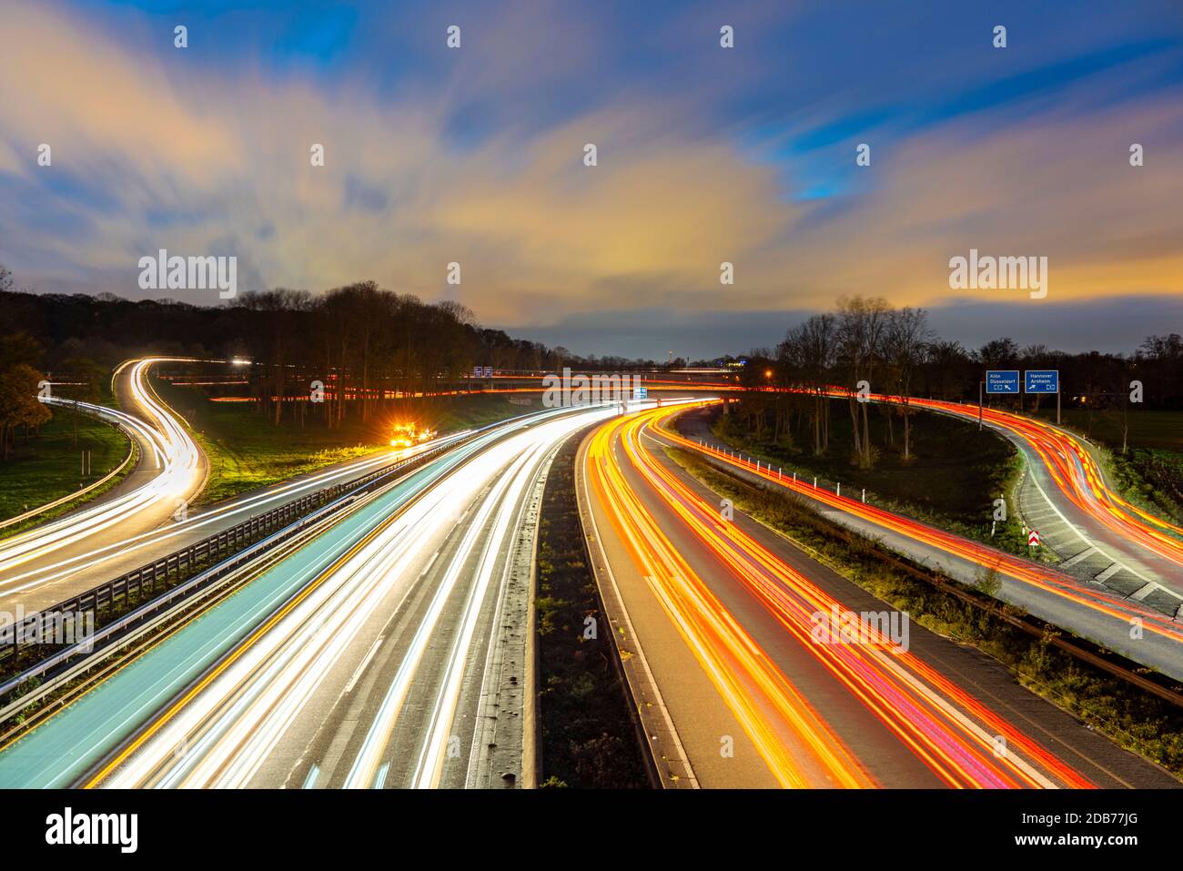 La sortie d'autoroute Kaiserberg, l'autoroute A40, Ruhrschnellweg, traverse l'A3, le paysage du pont, les ponts d'autoroute et les ponts ferroviaires, appelés Spagett Banque D'Images