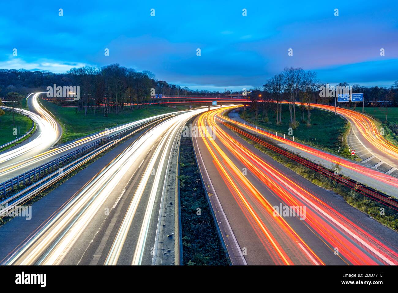 La sortie d'autoroute Kaiserberg, l'autoroute A40, Ruhrschnellweg, traverse l'A3, le paysage du pont, les ponts d'autoroute et les ponts ferroviaires, appelés Spagett Banque D'Images