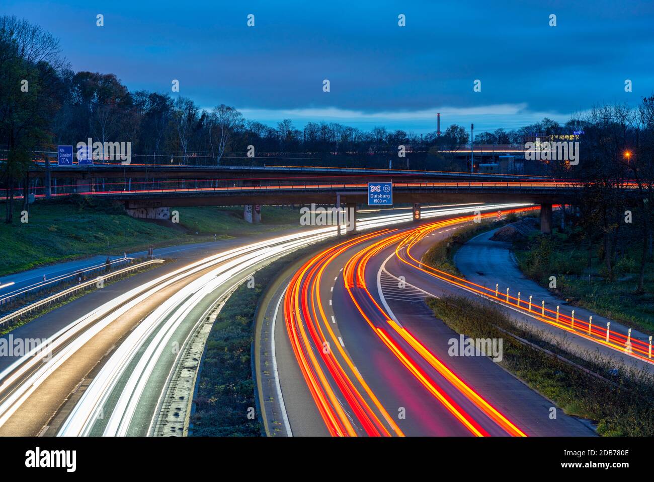 La sortie d'autoroute Kaiserberg, l'autoroute A40, Ruhrschnellweg, traverse l'A3, le paysage du pont, les ponts d'autoroute et les ponts ferroviaires, appelés Spagett Banque D'Images