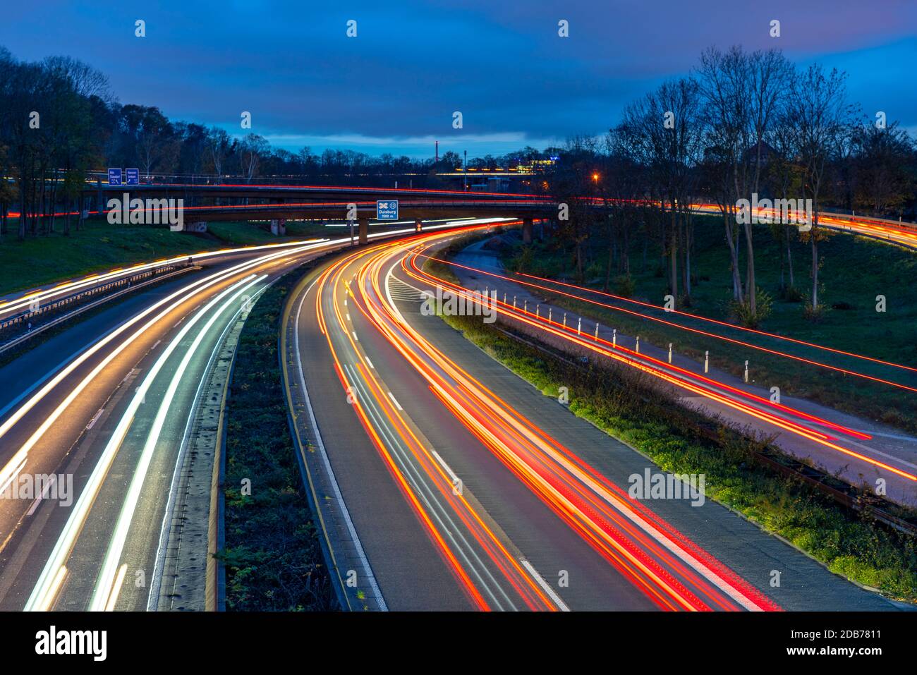 La sortie d'autoroute Kaiserberg, l'autoroute A40, Ruhrschnellweg, traverse l'A3, le paysage du pont, les ponts d'autoroute et les ponts ferroviaires, appelés Spagett Banque D'Images