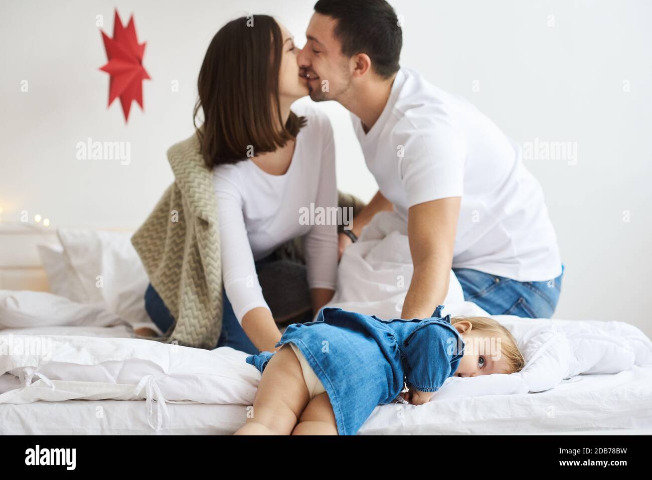 Bonne maman papa et fille jouant sur le lit dans la chambre le matin de  Noël Photo Stock - Alamy