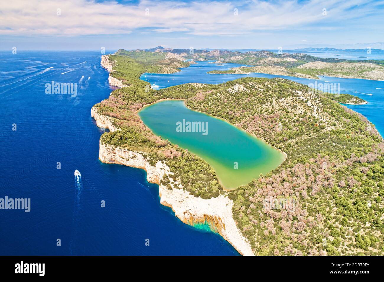 Telascica et falaises du parc naturel du lac Mir verte sur l'île de Dugi Otok vue aérienne, l'archipel des Kornati Parc national de la Croatie Banque D'Images