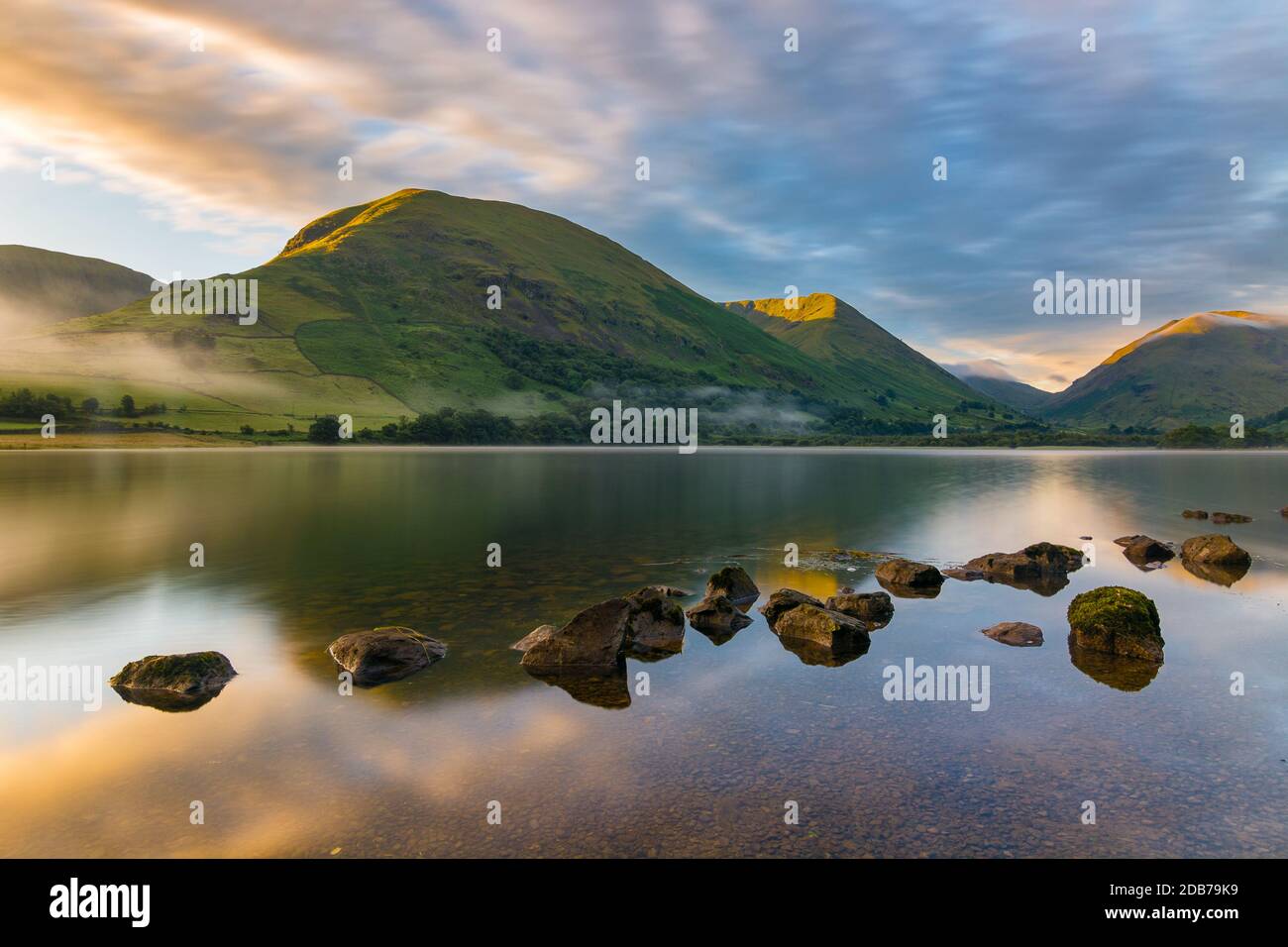 Le matin, la lumière du soleil frappe les montagnes à Brotherswater dans le district des lacs anglais. Banque D'Images