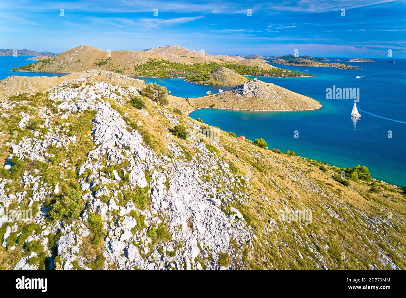 Parc national de l'archipel de Kornati. Magnifique paysage désertique en pierre sur les îles Kornati et la mer Adriatique bleue. Région de la Dalmatie de Croatie Banque D'Images