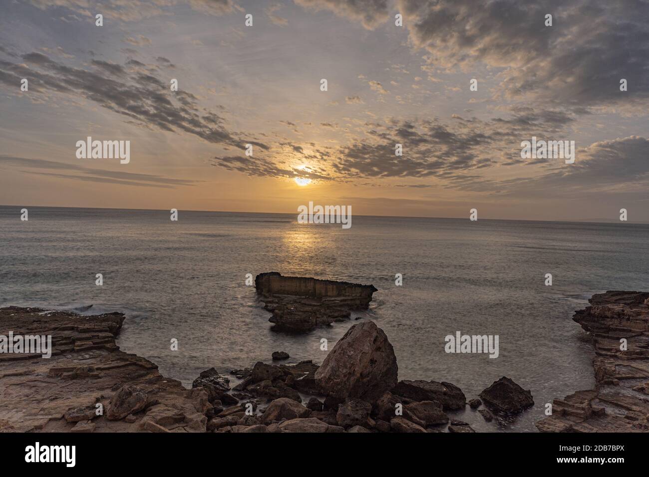 Coucher de soleil sur la plage de Maioris au-dessus de la mer, dans le sud de Majorque, Espagne Banque D'Images