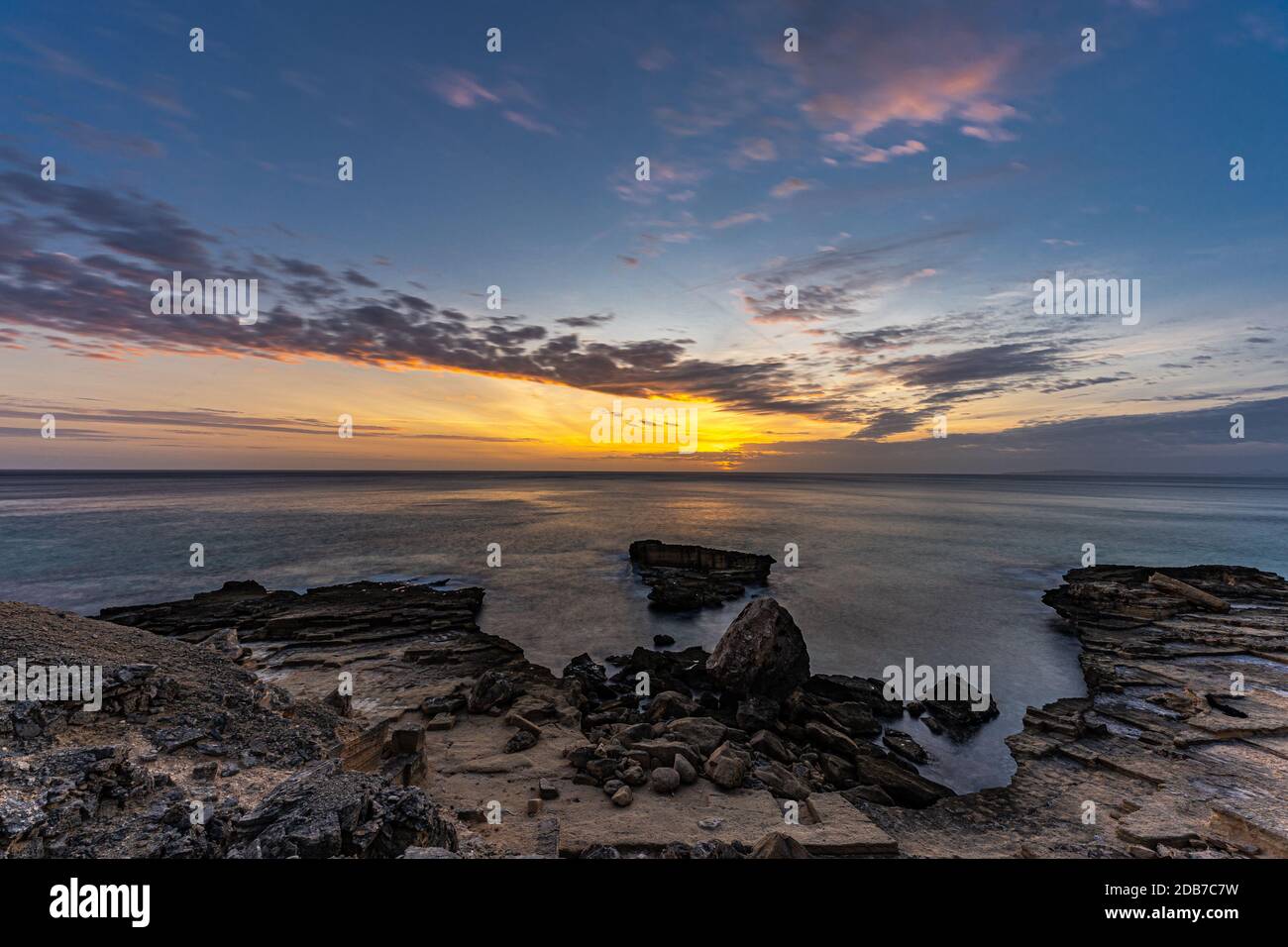 Coucher de soleil sur la plage de Maioris au-dessus de la mer, dans le sud de Majorque, Espagne Banque D'Images