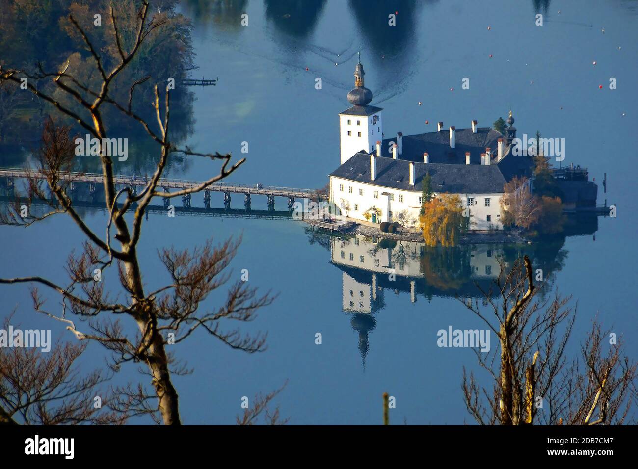 DAS Seeschloss Ort am Traunsee in Gmunden vom Grünberg aus gesehen (Salzkammergut, Bezirk Gmunden, Oberösterreich, Österreich) - Château d'Ort au lac tr Banque D'Images