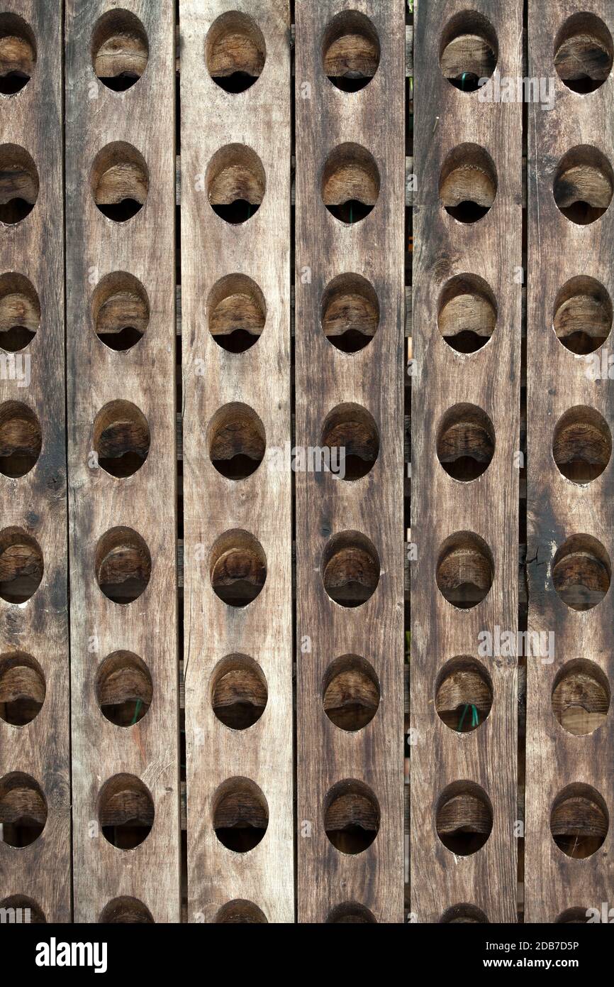 L'ancien porte-bouteille en bois Photo Stock - Alamy