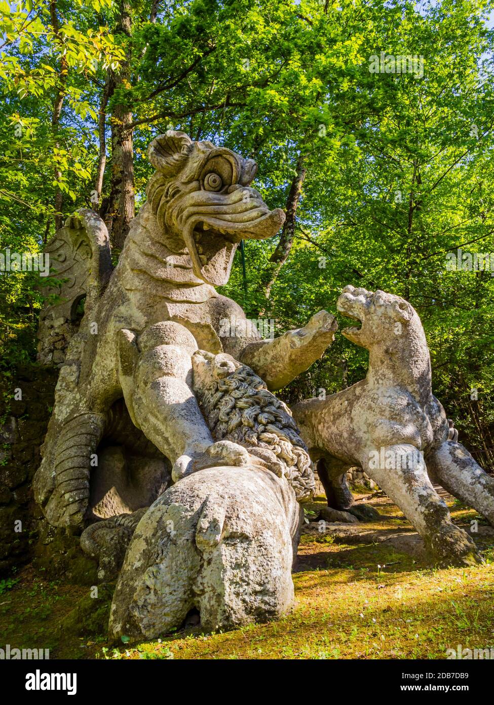 Un dragon qui se bat contre trois bêtes, une immense sculpture au Parc des Monstres, Sacred Grove, Jardins de Bomarzo, Lazio, Italie Banque D'Images