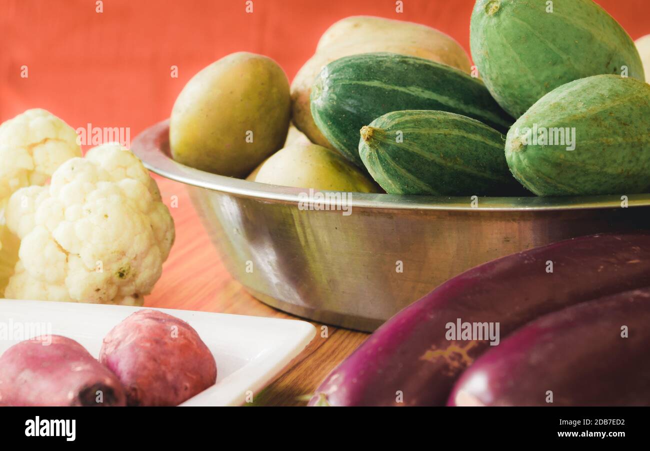 Légumes frais en lumière du soleil du matin. Fraîcheur de la nourriture fond. Bengale-Occidental Inde Asie du Sud Pacifique Banque D'Images