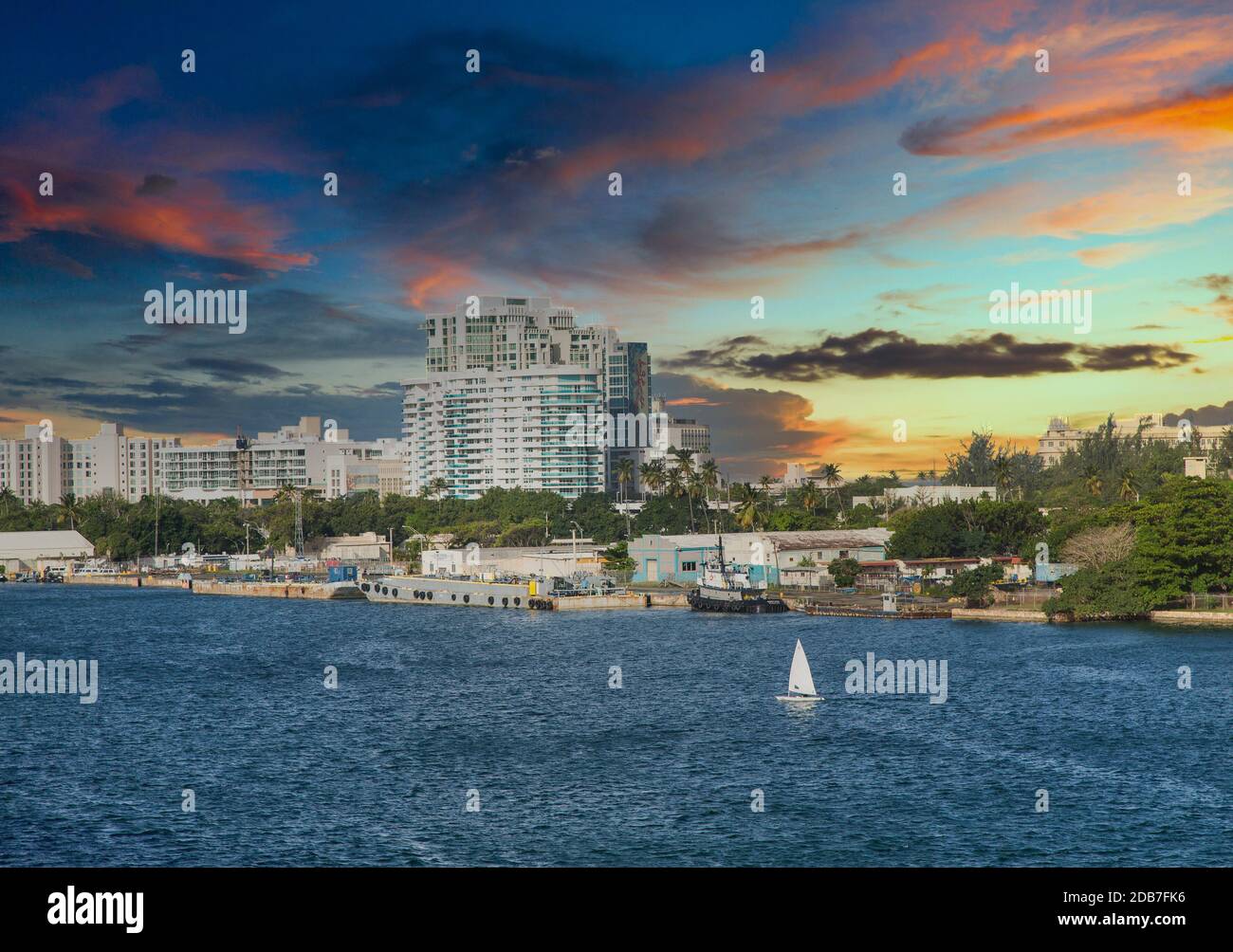 Voilier blanc dans l'eau bleue au large de la côte de Porto Rico Banque D'Images