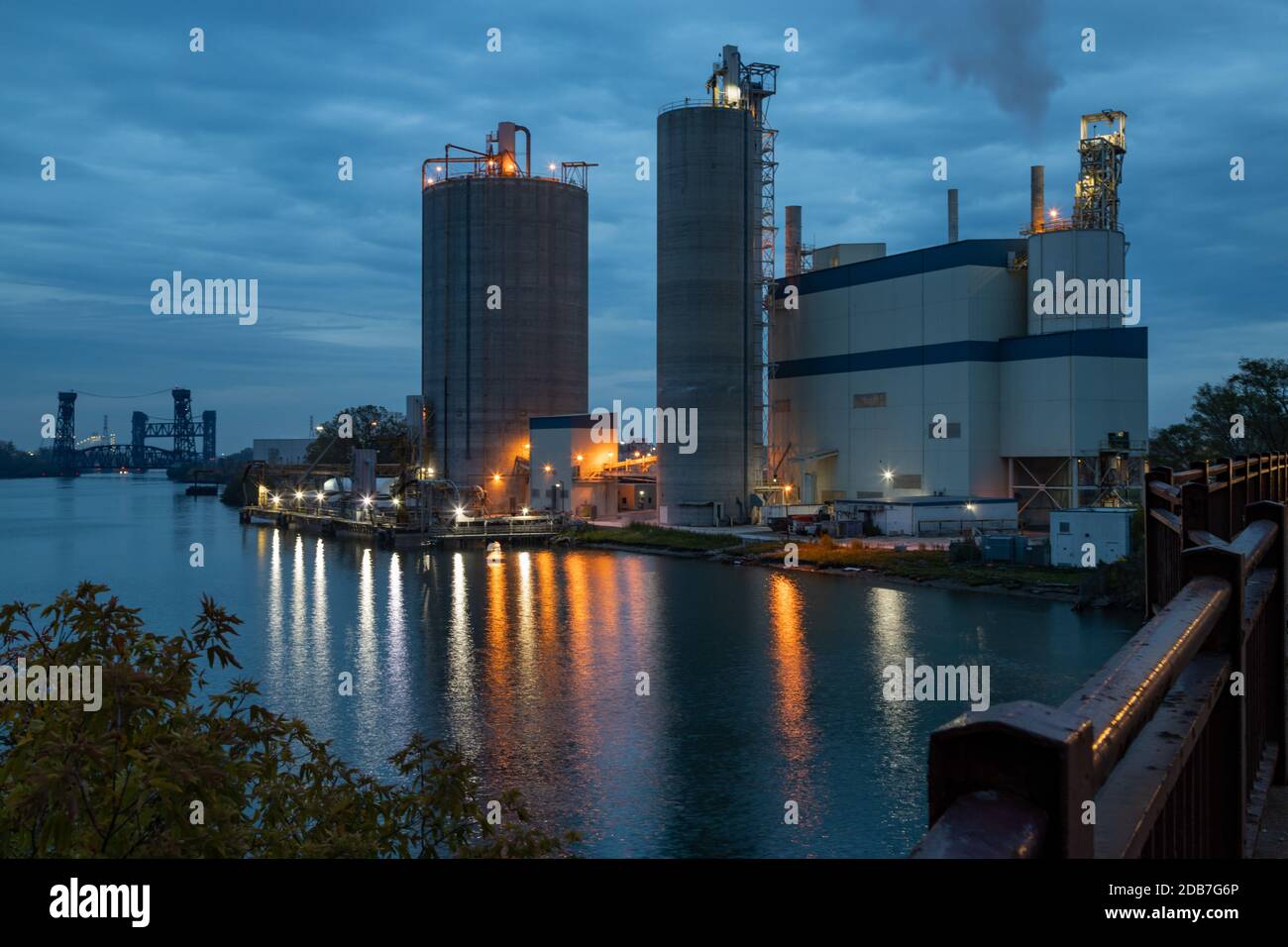 Usine de ciment Lafarge sur la rivière Calumet à Chicago au crépuscule. Banque D'Images