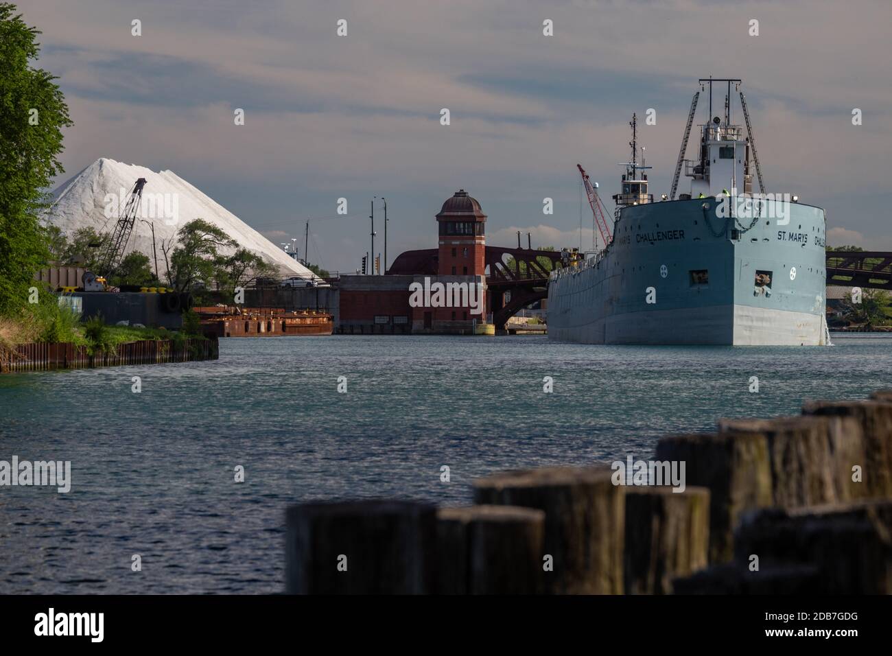 Le porte-ciment St Marys Challenger a fait son chemin vers le haut Calumet River à Chicago vers le lac Michigan Banque D'Images