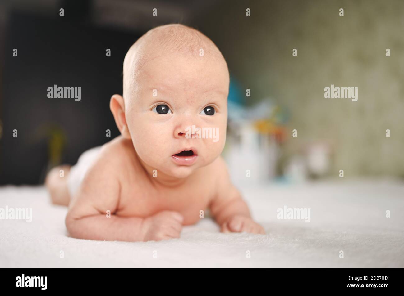 Mignon Emotionnel Drole Nouveau Ne Garcon Sur Le Lit Expressions Du Visage De Bebe Modele D Emballage Pour Bebes Enfant En Bonne Sante Concept D Hopital Et Maternite Heureuse Bebe Pepiniere Photo Stock Alamy