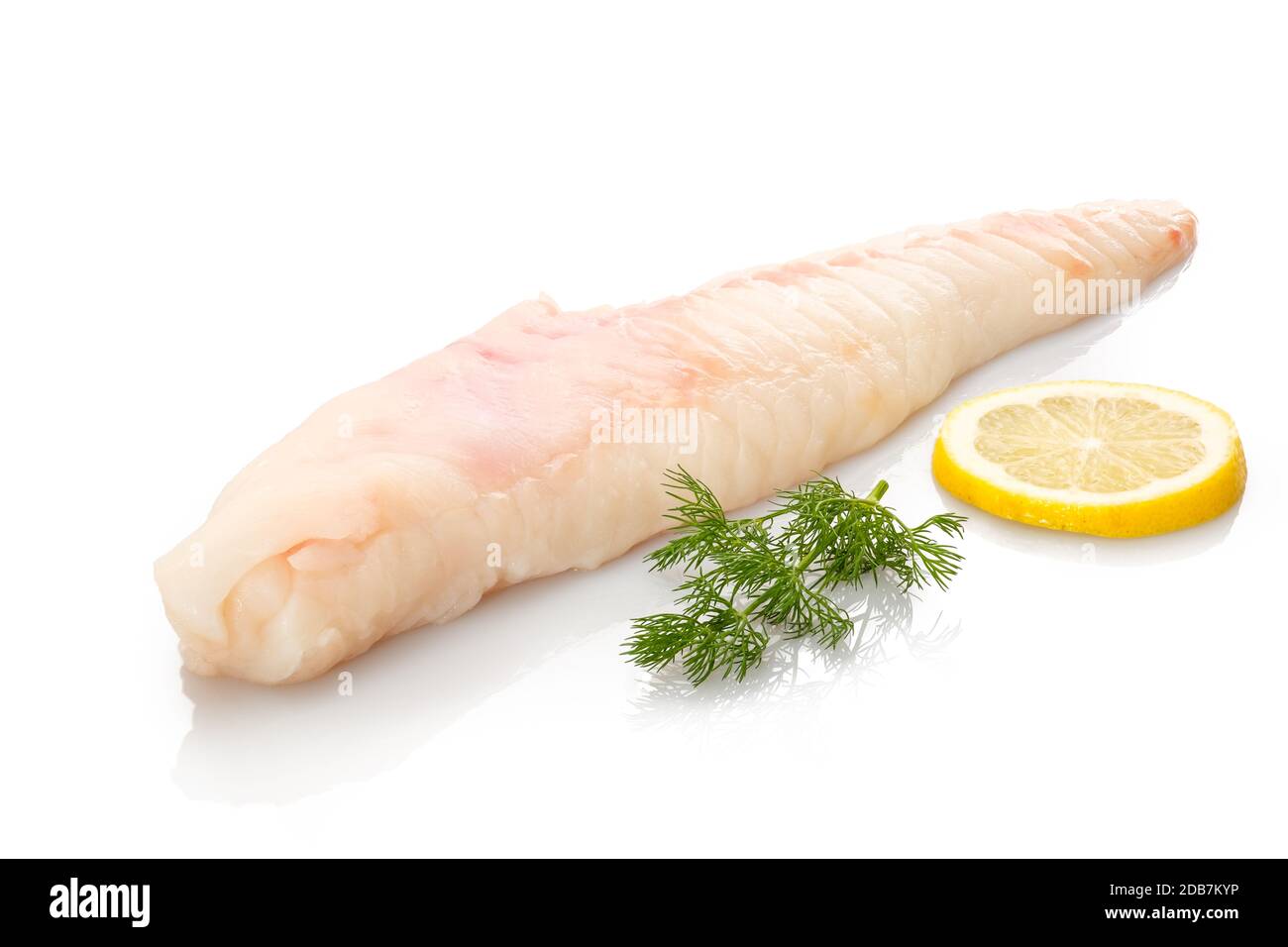 Filet de lotte à l'aneth et citron cru isolé blanc Banque D'Images