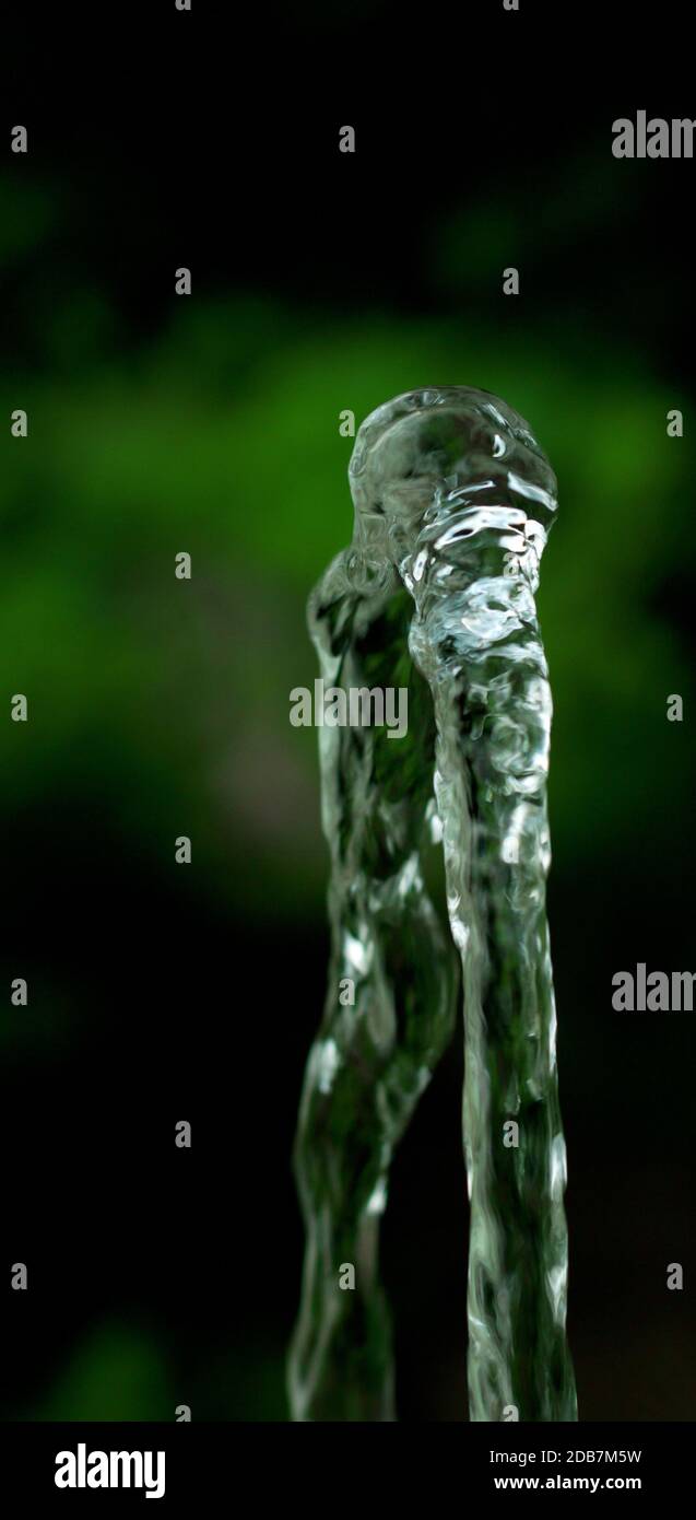 Filet de l'eau de la fontaine dans le soleil Banque D'Images
