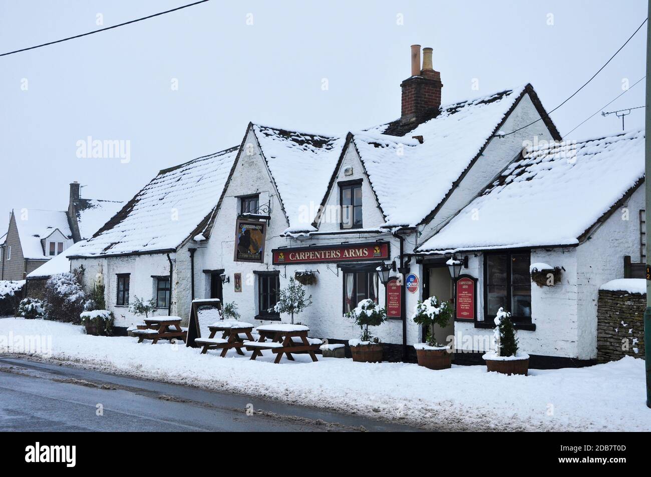 La neige couverte Carpenters Arms maison publique dans le attrayant village de sherston, dans le comté de cotswold, dans le Wiltshire.UK Banque D'Images