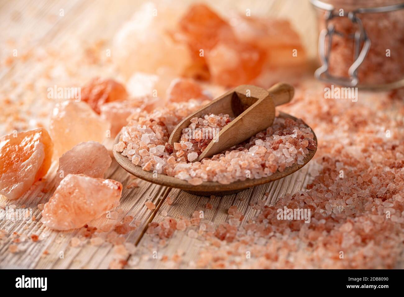 Gros cristaux de sel himalayen rose dans une pelle en bois Banque D'Images