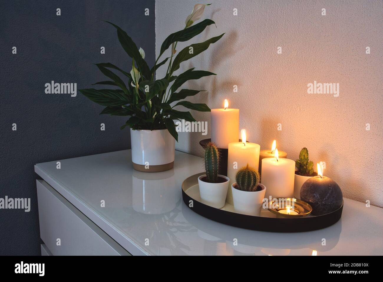 collection de bougies décoratives en feu sur une étagère en bois blanc avec  une plante de maison verte moderne chaleureux design confortable Photo  Stock - Alamy