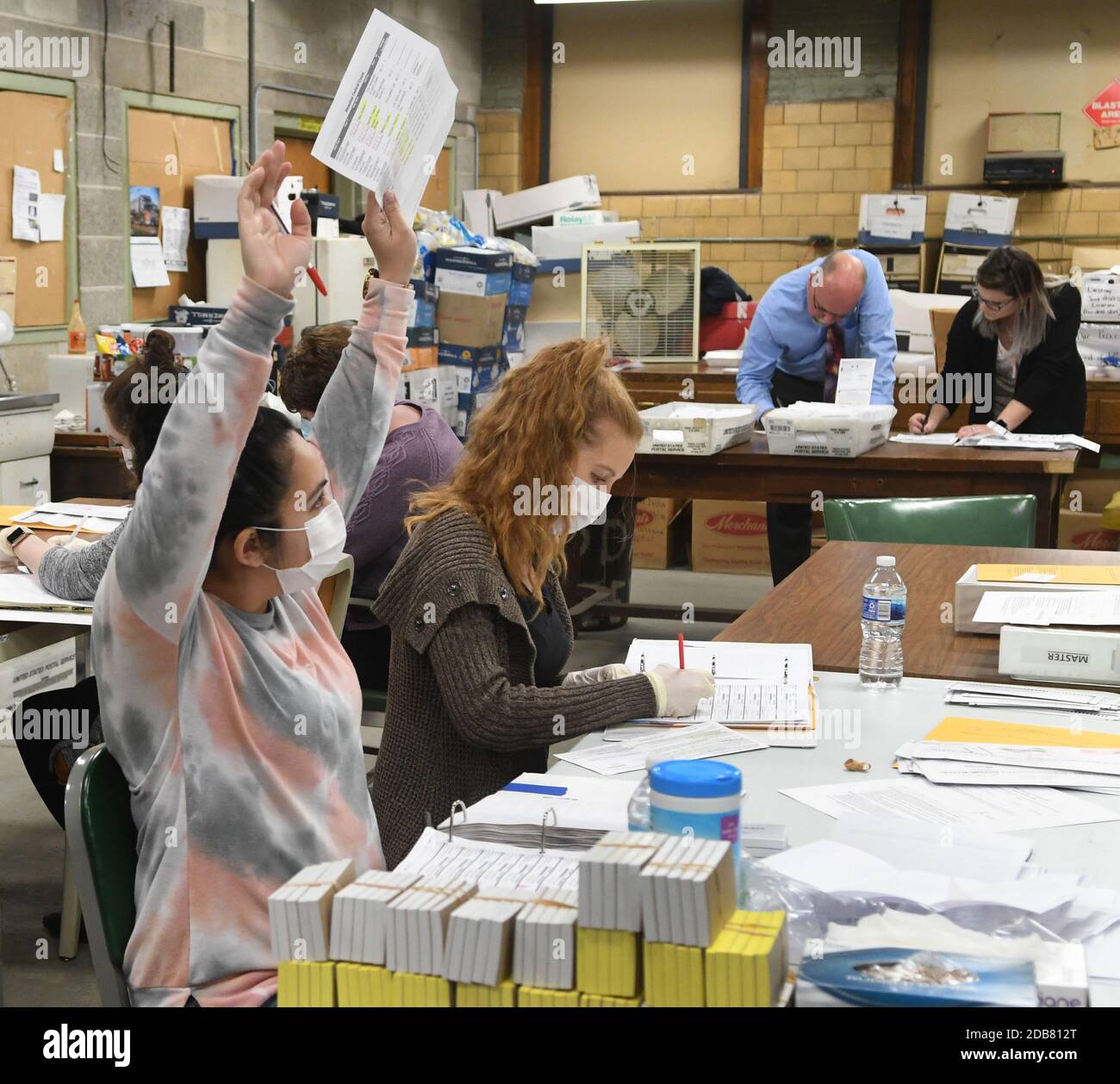 Racine, Wisconsin, États-Unis. 13 avril 2020. CHRISTINA MORATTO est exubérante après avoir terminé de travailler sur un lot de bulletins de vote à racine, Wisconsin pendant la controversée élection présidentielle du 7 avril Wisconsin et les élections d'État sont tabulées lundi 13 avril 2020. Chaque enveloppe de bulletin de vote a été ouverte et vérifiée pour vérifier la conformité aux lois électorales avant d'être introduite dans une machine à tabuler. La ville n'avait que les options de vote par correspondance en voiture et absent; il n'y avait pas de vote en personne autorisé. L'élection a eu lieu conformément aux directives des décisions du Wisconsin et des États-Unis su Banque D'Images