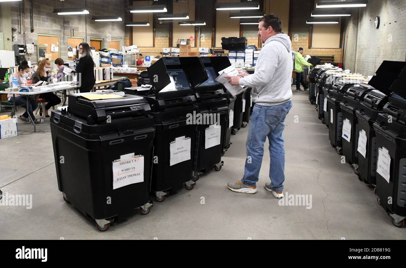 Racine, Wisconsin, États-Unis. 13 avril 2020. Les bulletins de vote déposés à racine, dans le Wisconsin, lors de la controverse présidentielle du 7 avril, les élections primaires et publiques du Wisconsin sont présentés en tableau le lundi 13 avril 2020. Chaque enveloppe de bulletin de vote a été ouverte et vérifiée pour vérifier la conformité aux lois électorales avant d'être introduite dans une machine à tabuler. La ville n'avait que les options de vote par correspondance en voiture et absent; il n'y avait pas de vote en personne autorisé. L'élection a été tenue conformément aux directives des décisions des cours suprêmes du Wisconsin et des États-Unis. Les résultats doivent être annoncés lundi. (Image de crédit : © Mark Hertzbe Banque D'Images