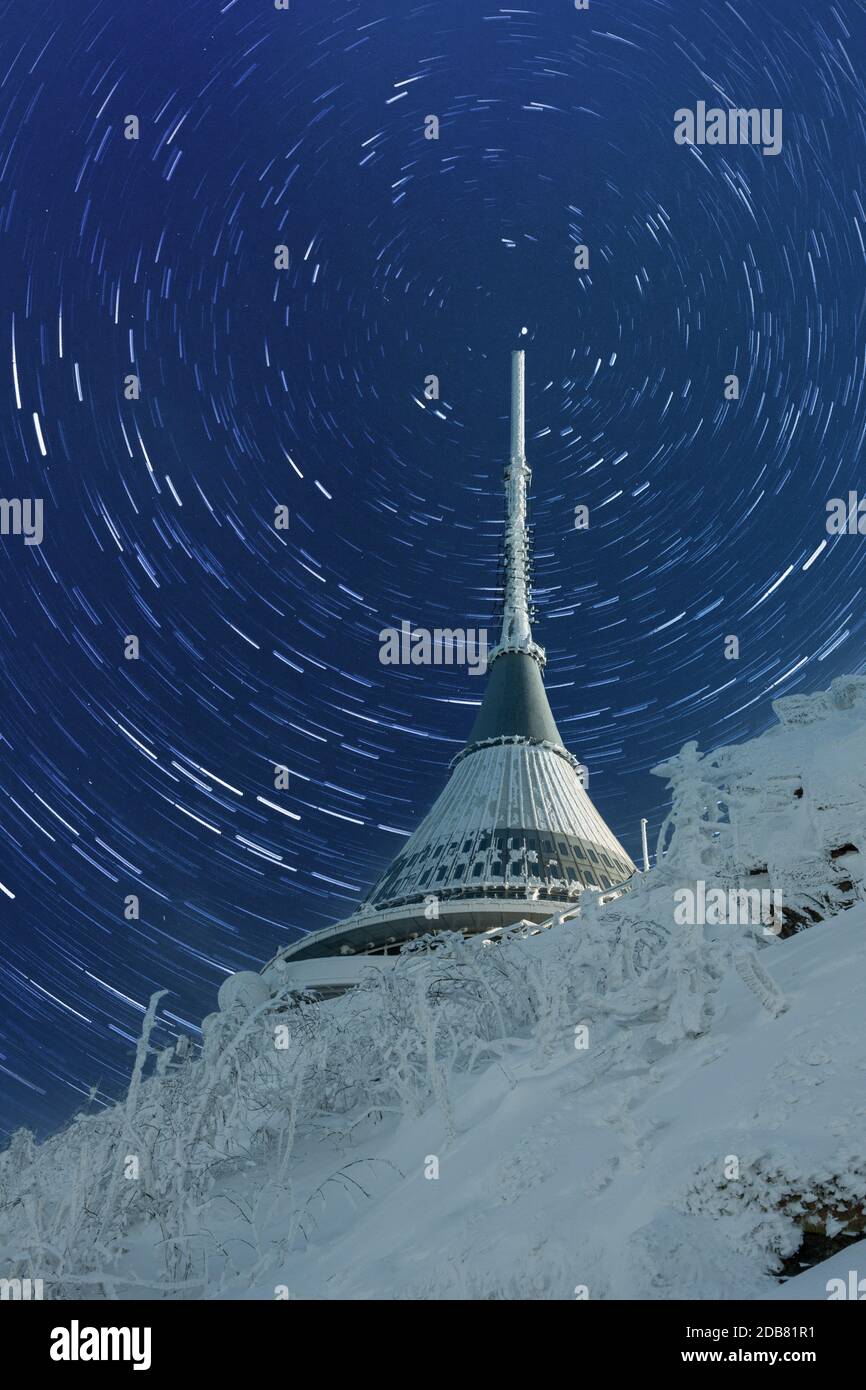 République Tchèque - Liberec - émetteur Jested en hiver - avec étoiles tournantes. Un grand bâtiment blanc indéfini Banque D'Images