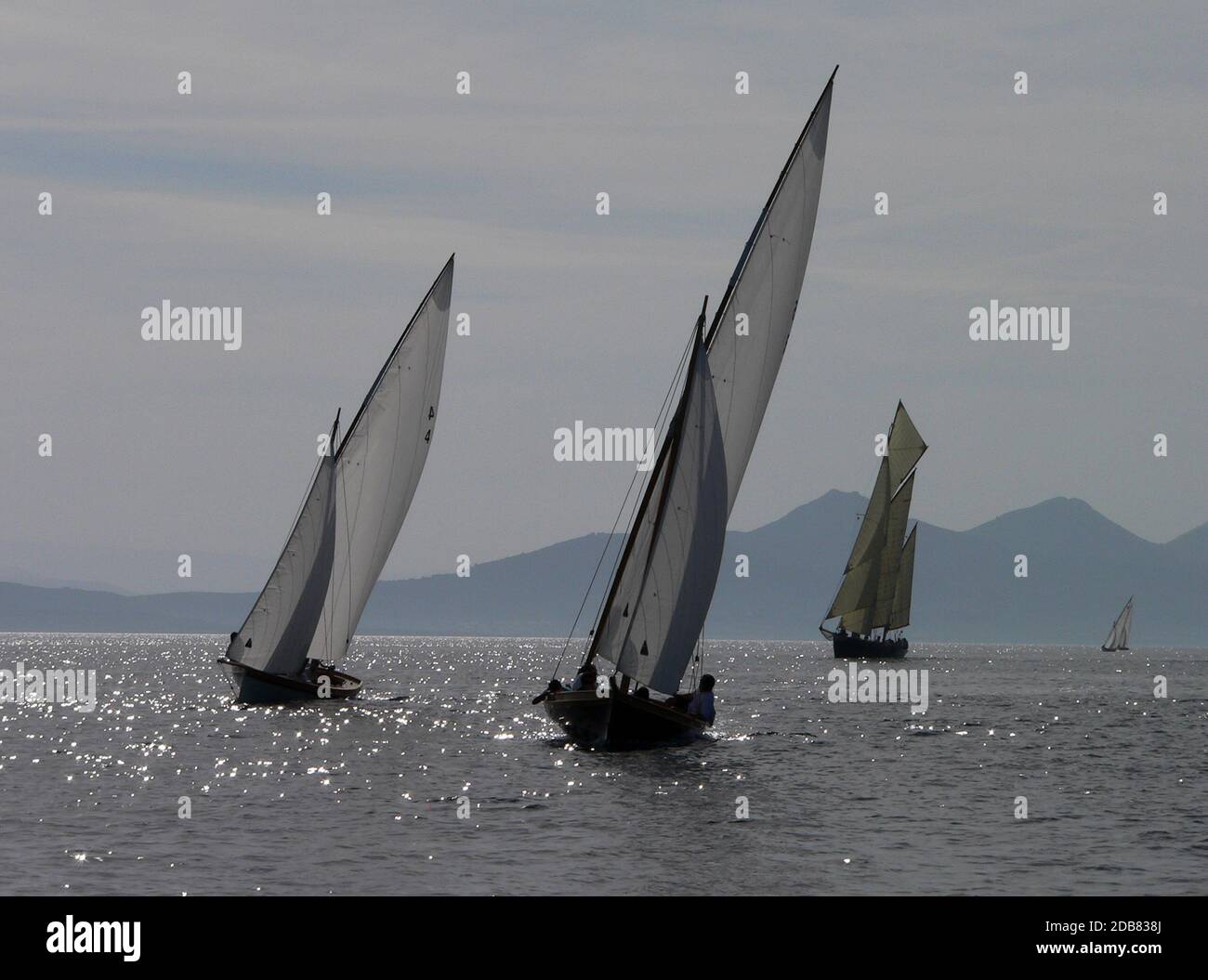 Voiles au vent dans la mer sarde Banque D'Images