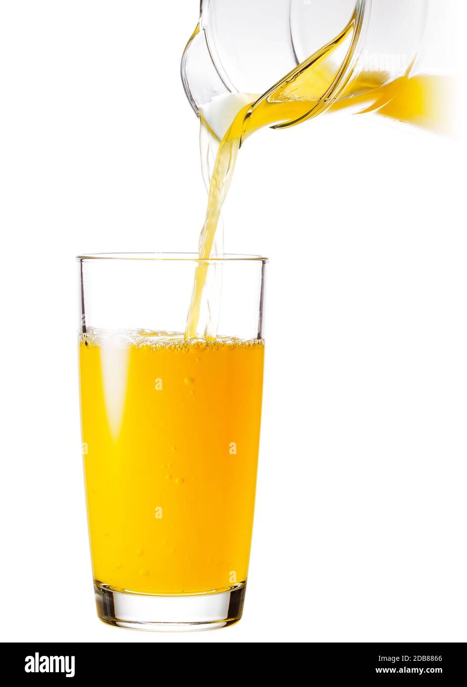 Verre avec un pichet de jus d'orange versé à partir d'un pichet isolé sur fond blanc Banque D'Images