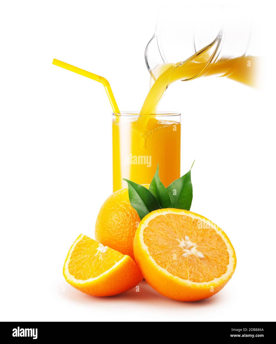 Le jus d'Orange et verser dans un verre et les oranges isolé sur fond blanc Banque D'Images