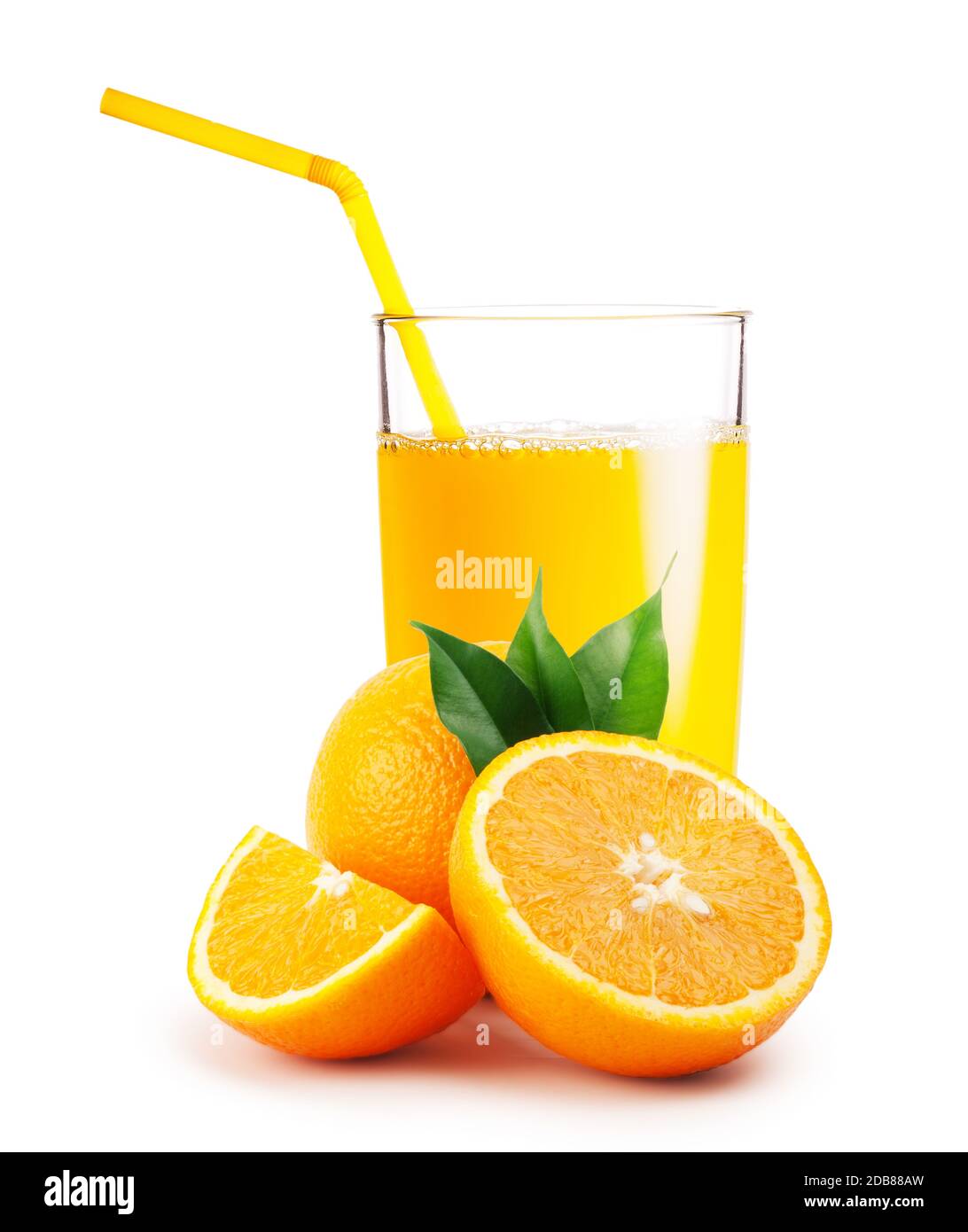 Verre de jus d'orange et l'orange isolé sur fond blanc Banque D'Images
