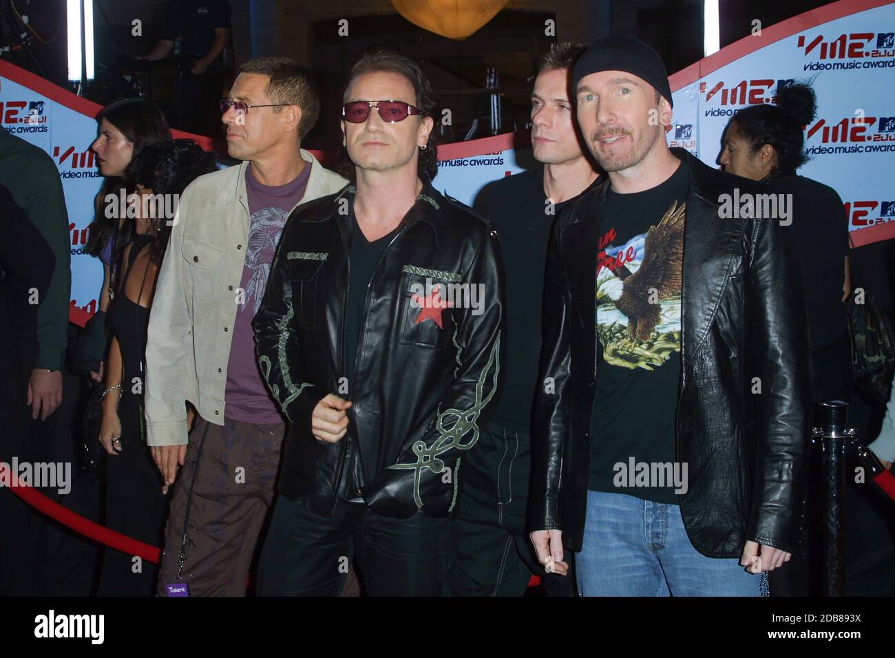 Groupe de rock irlandais U2 (G-D) Adam Clayton, Bono, Larry Mullen Jr et The Edge arrivent aux MTV Video Music Awards 2001 qui se tiennent au Metropolitan Opera Banque D'Images
