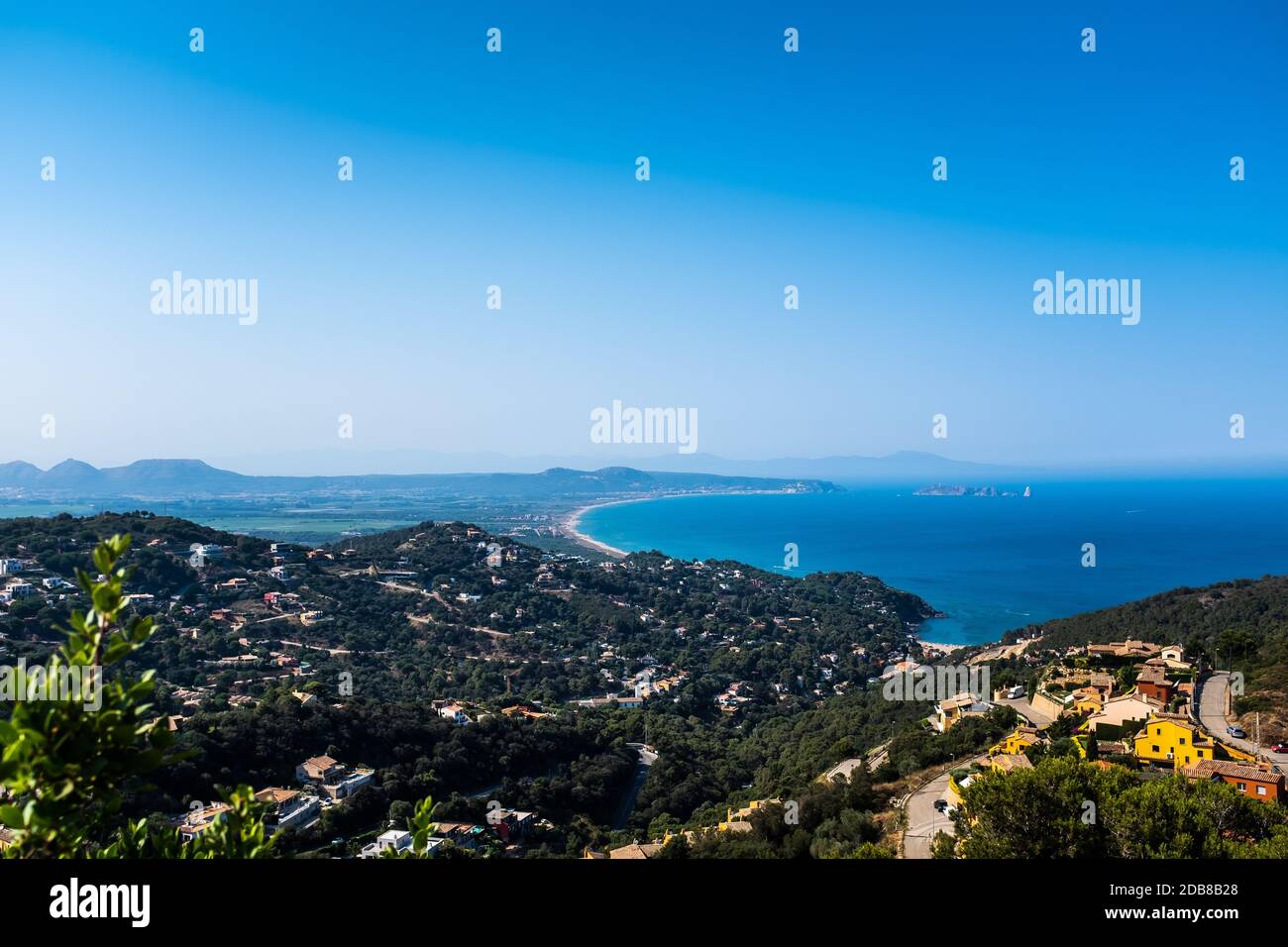 Vue panoramique sur la baie, près de l'Estartit et des îles Medes dans la province de Gérone, sur la côte nord-est de l'Espagne. La montagne des Pyrénées ra Banque D'Images