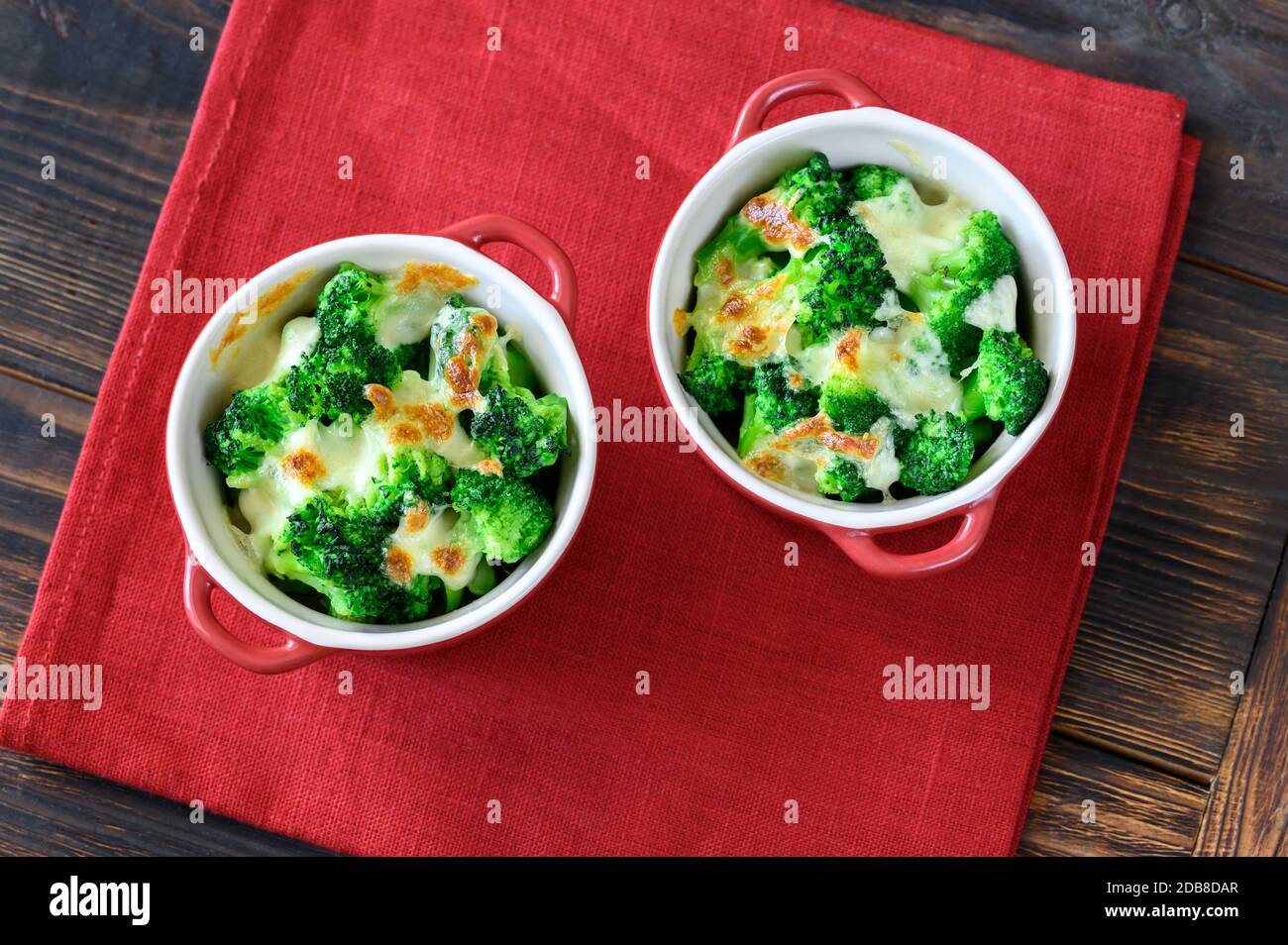 Deux pots de brocoli et de fromage cuits Banque D'Images