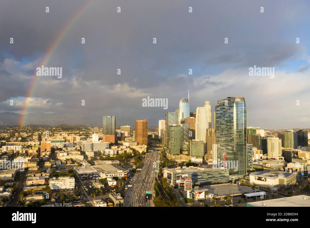 Vue aérienne du centre-ville de Los Angeles sur la Harbour Freeway avec arc-en-ciel Banque D'Images