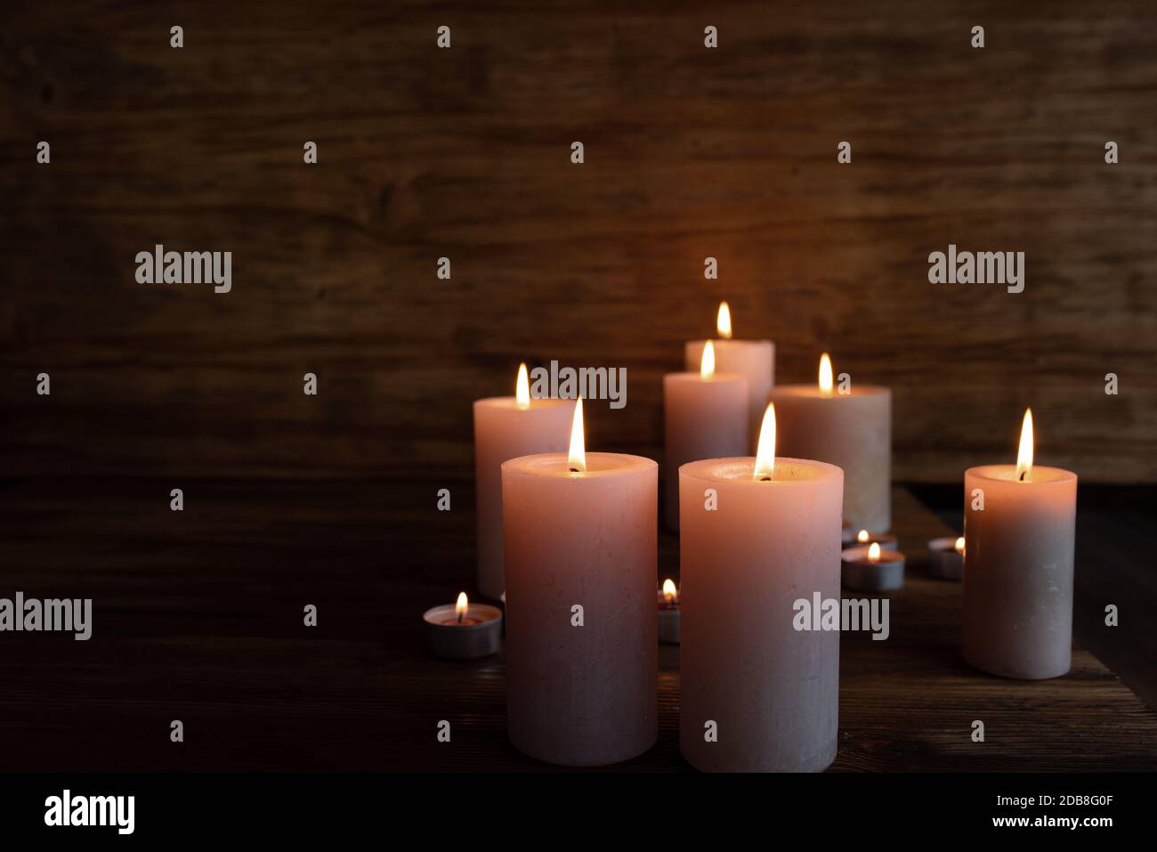 Bougies de commémoration et de solidarité. Arrière-plan sombre avec peu de  champ profond pour le chagrin et les condoléances Photo Stock - Alamy