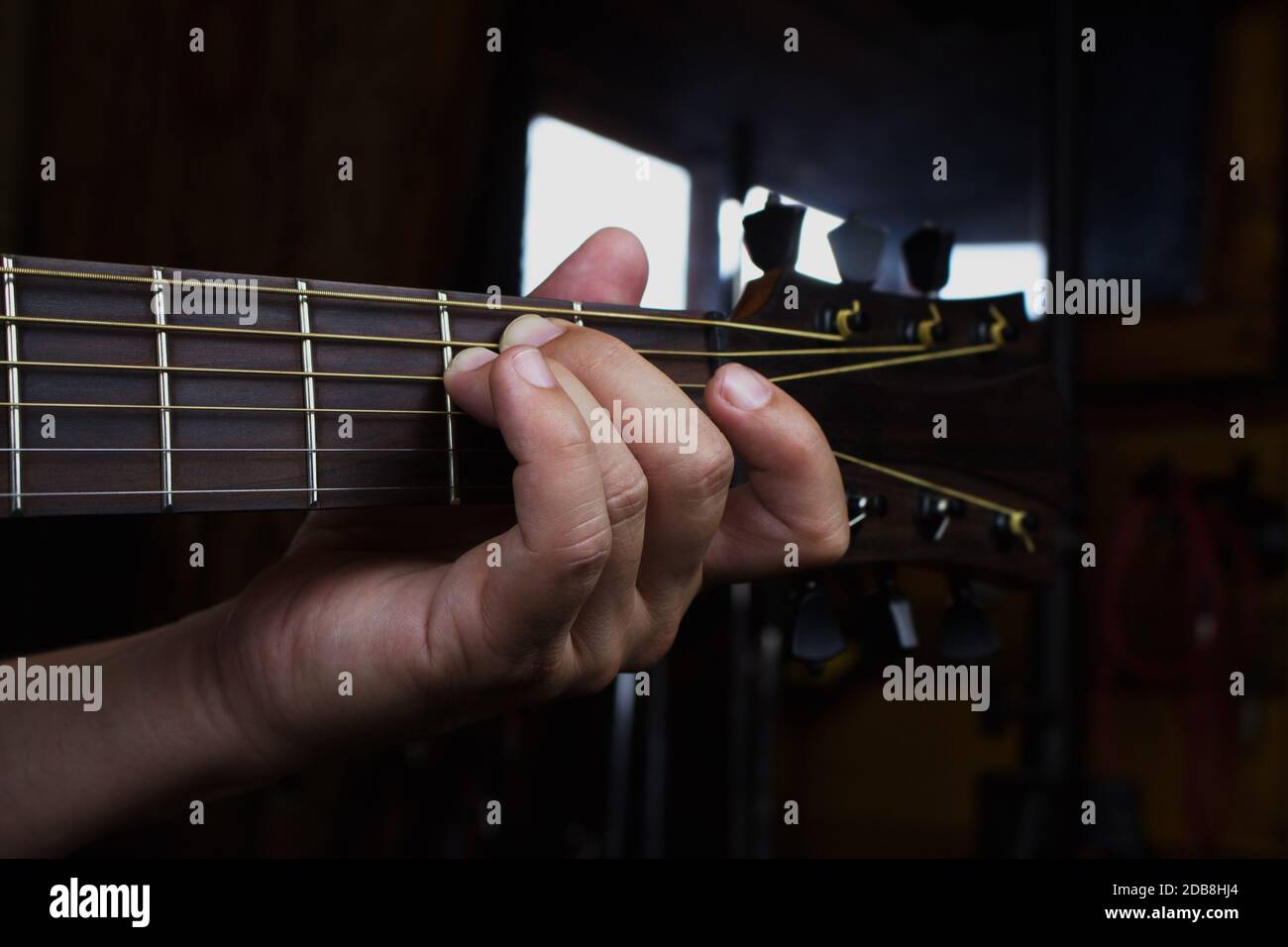 Guitariste acoustique d'effectuer. Le guitariste jouant dans Music Studio Banque D'Images