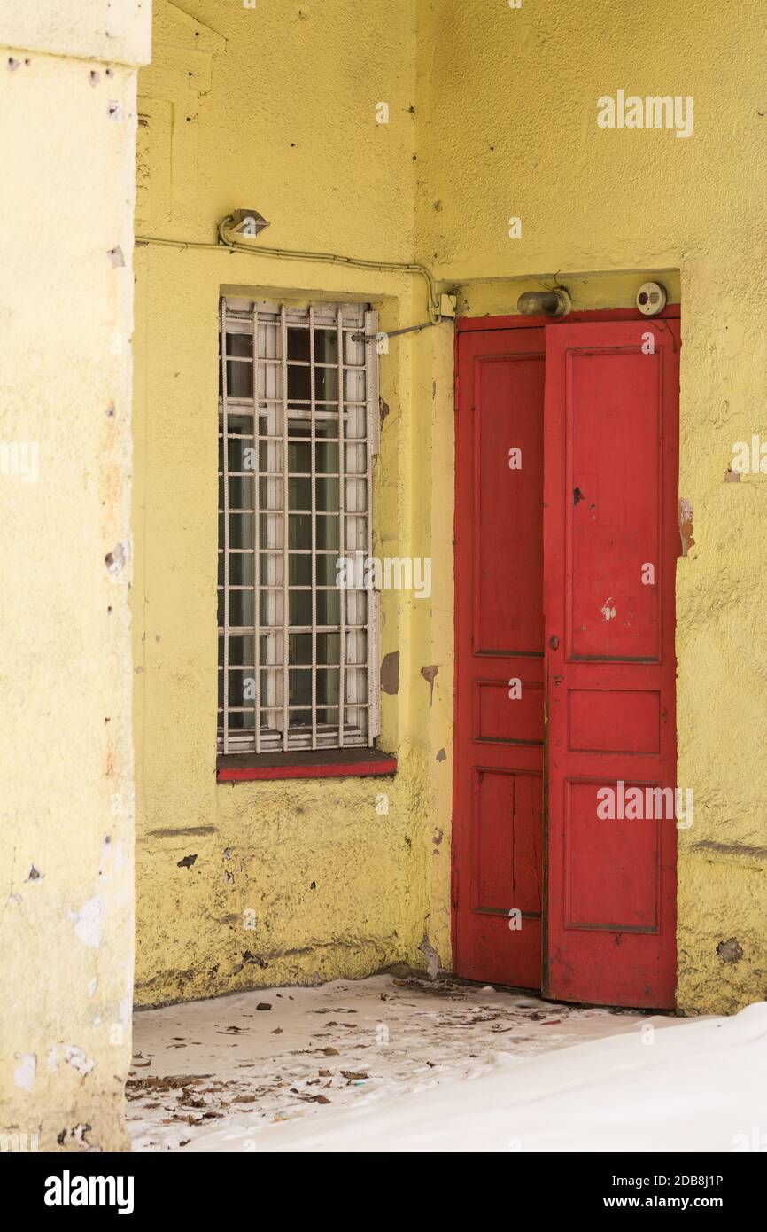 détruit de vieilles maisons soviétiques dans la ville Banque D'Images