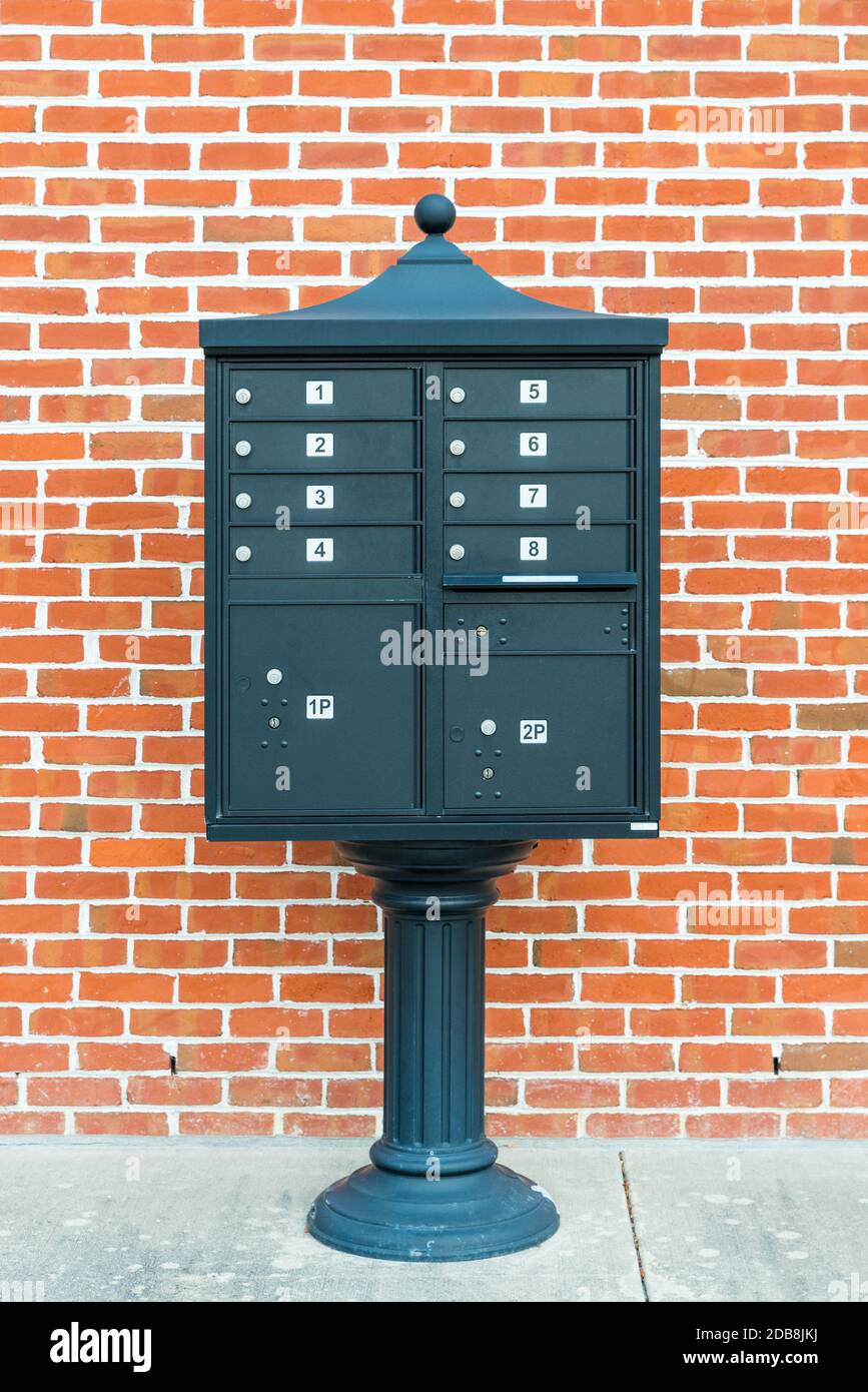 Boîte aux lettres en métal noir sur fond de mur en brique Banque D'Images