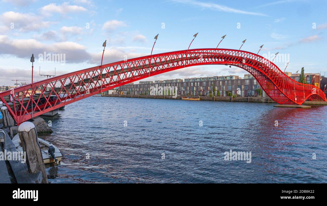 Python rouge pont à l'Est de Docklands à Amsterdam Banque D'Images