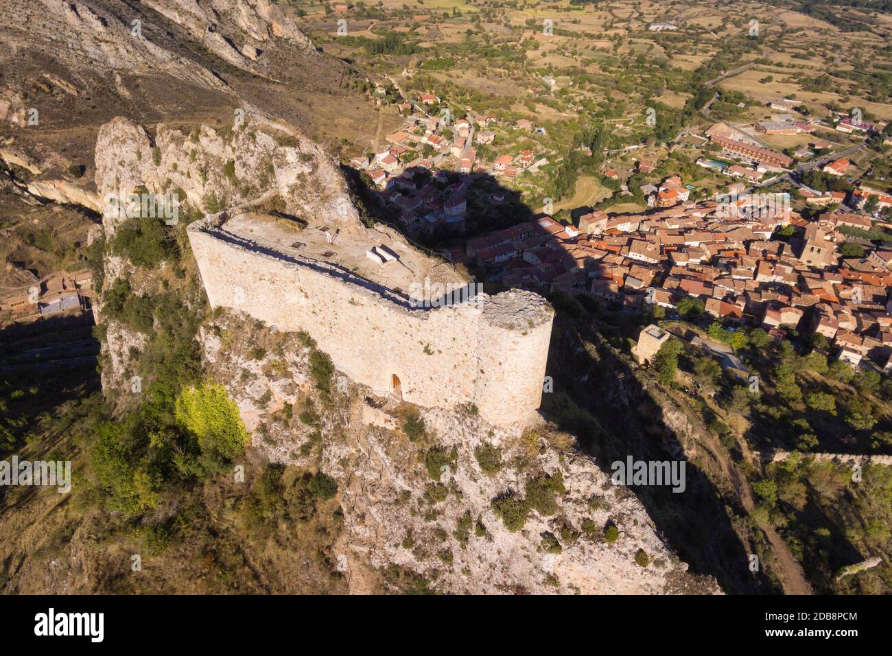 Vue aérienne d'anciennes ruines de Poza de la Sal château de Burgos, Castille et Leon, Espagne . Banque D'Images