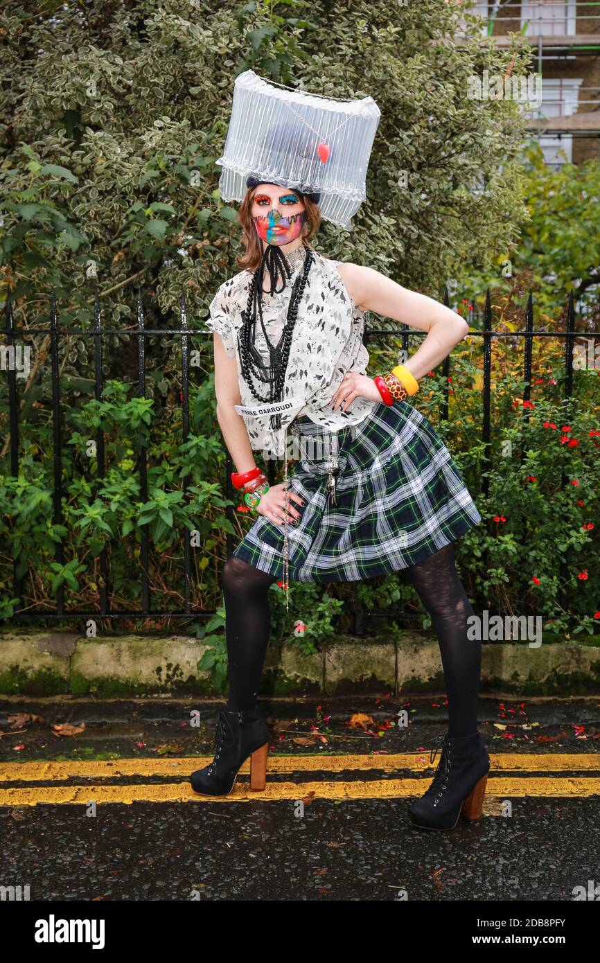 Londres, Royaume-Uni. 14 novembre 2020. Modèle Prenez part à un flash mob défilé de mode autour de Sloane Square pour le designer Pierre Garroudi. Crédit: Waldemar Sikora Banque D'Images