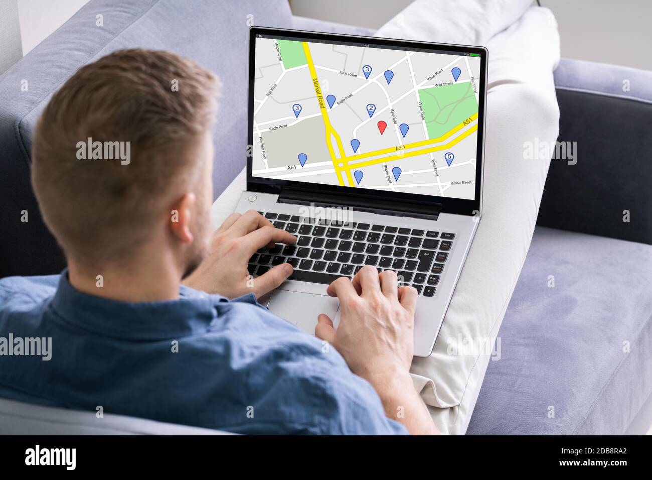 Portrait d'un homme à l'aide de la carte de navigation GPS avec des pointeurs sur ordinateur portable Banque D'Images