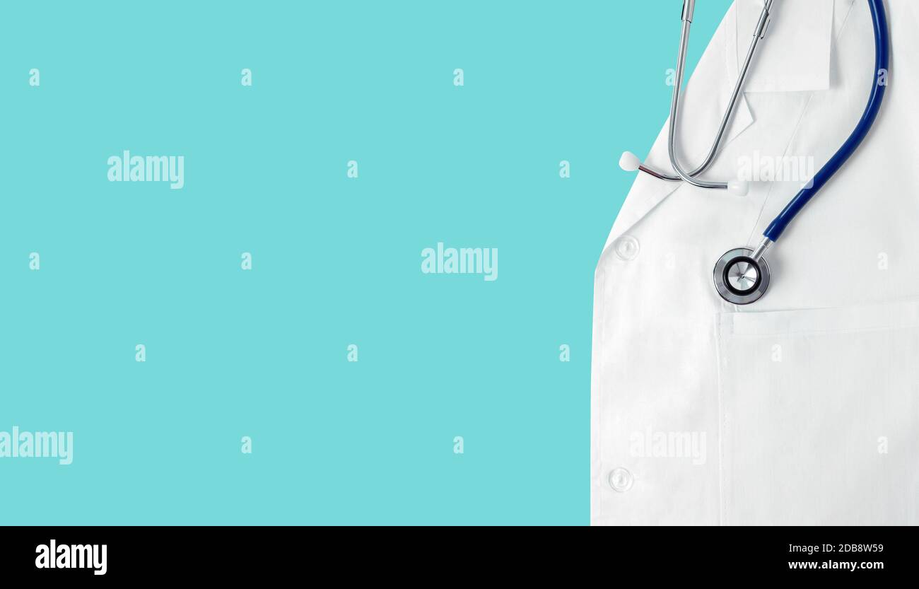 Stéthoscope sur uniforme médical blanc. Bordure médicale droite sur fond bleu clair avec espace de copie. Concept de soins de santé. Banque D'Images