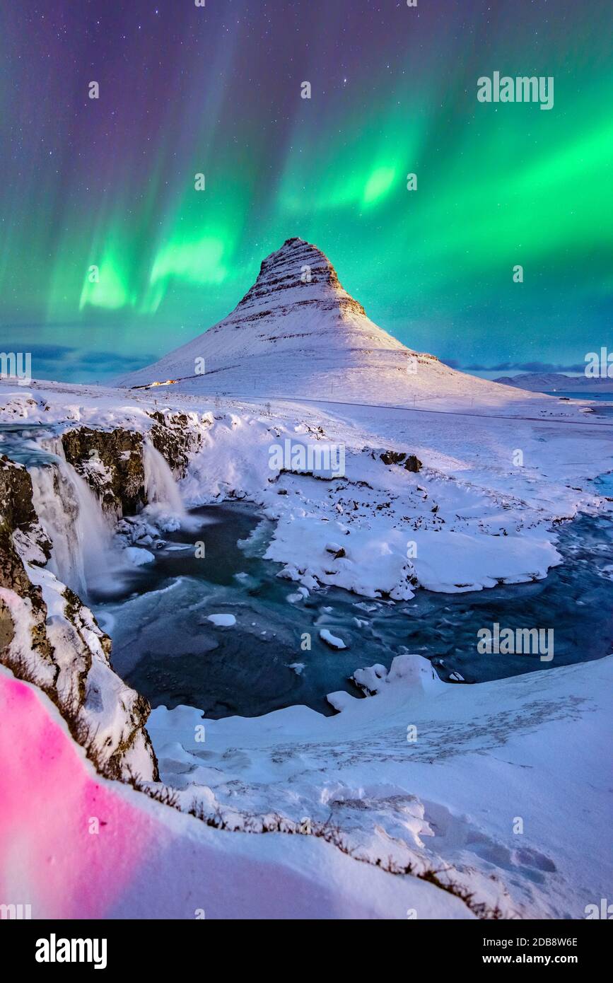 Aurores boréales au-dessus de Kirkjufell, péninsule de Snaefellsnes, Islande Banque D'Images