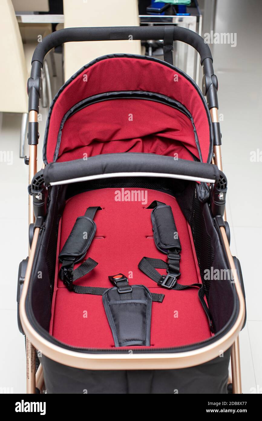 poussette bébé nouveau-né lit de sécurité moderne de transport Photo Stock  - Alamy