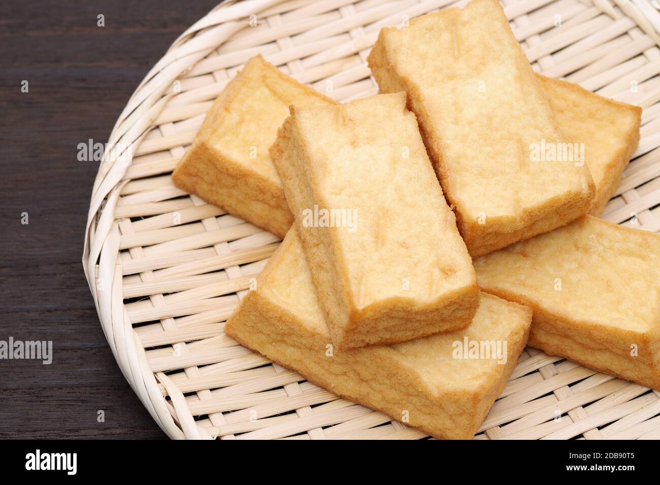 Cuisine japonaise, cuisine tofu Age dans un panier en bambou Banque D'Images