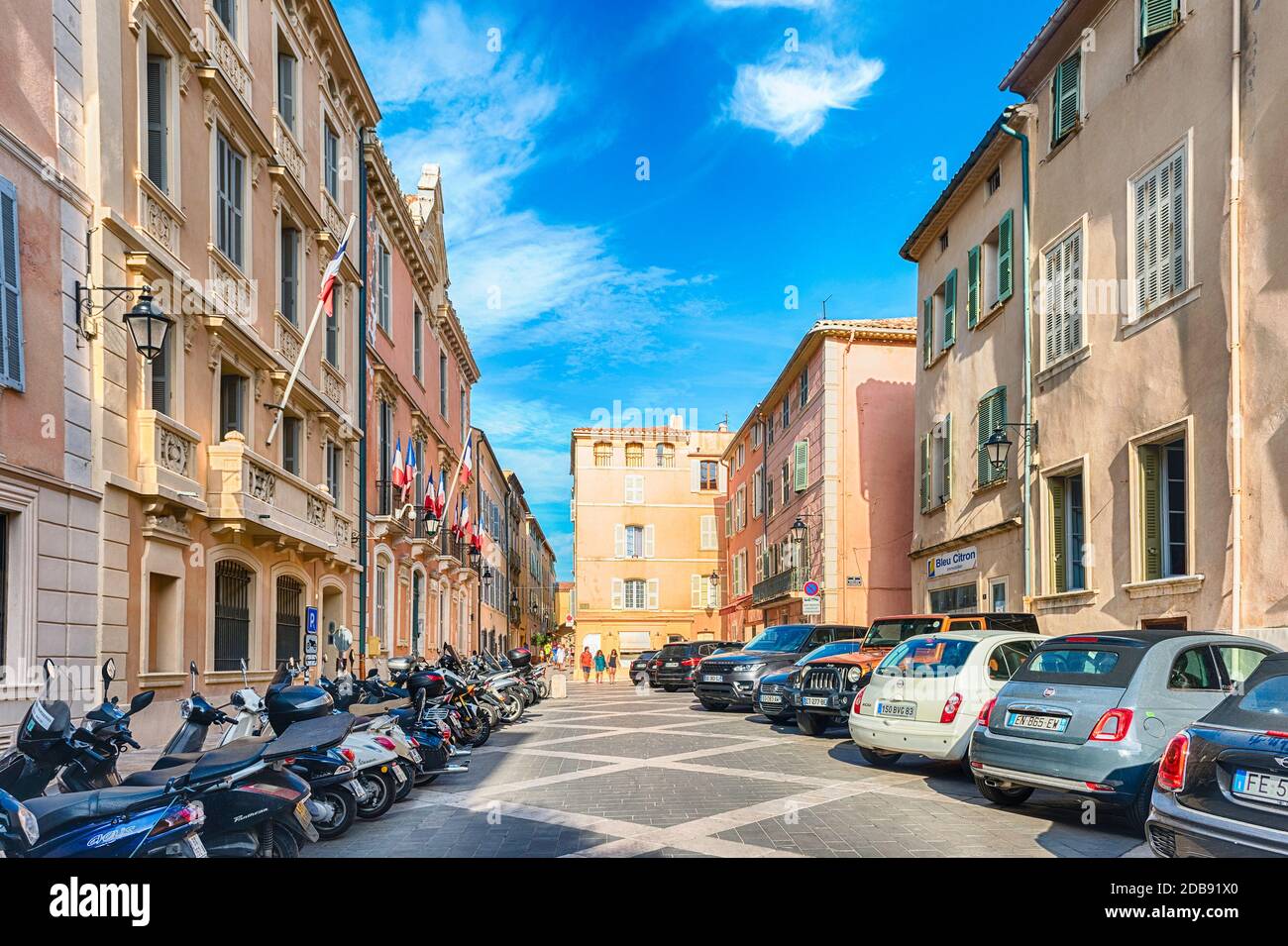 SAINT-TROPEZ, FRANCE - 16 AOÛT : promenade dans les rues de Saint-Tropez, Côte d'Azur, France, 16 août 2019. La ville est célèbre dans le monde entier Banque D'Images