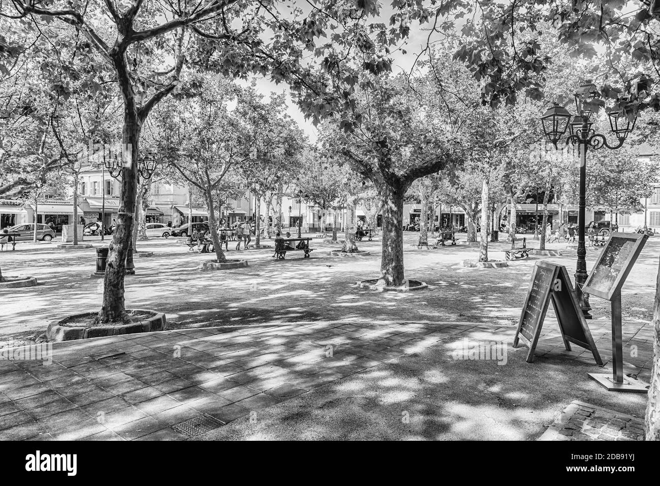 SAINT-TROPEZ, FRANCE - AOÛT 16 : la pittoresque place des Lices à Saint-Tropez, Côte d'Azur, France, 16 août 2019. La place est à la fois le domicile d'un prouver Banque D'Images