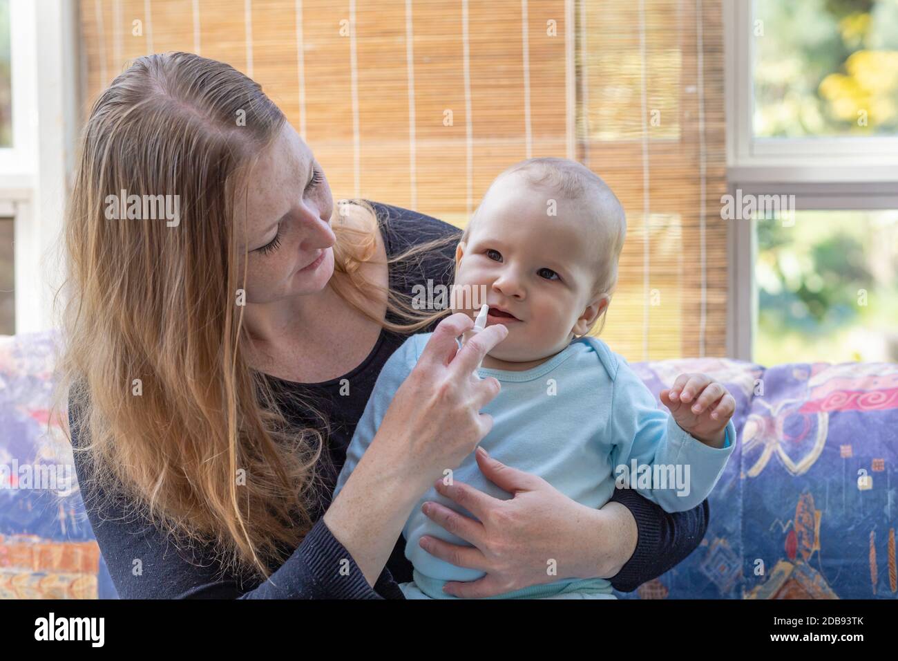 La Mere Aux Soins De Bebe Est Prete A Donner A Son Bebe Un Spray Nasal Pour Les Rhumes Photo Stock Alamy La Mere Aux Soins De Bebe Est Prete A Donner A Son Bebe Un Spray Nasal Pour Les Rhumes Photo Stock Alamy