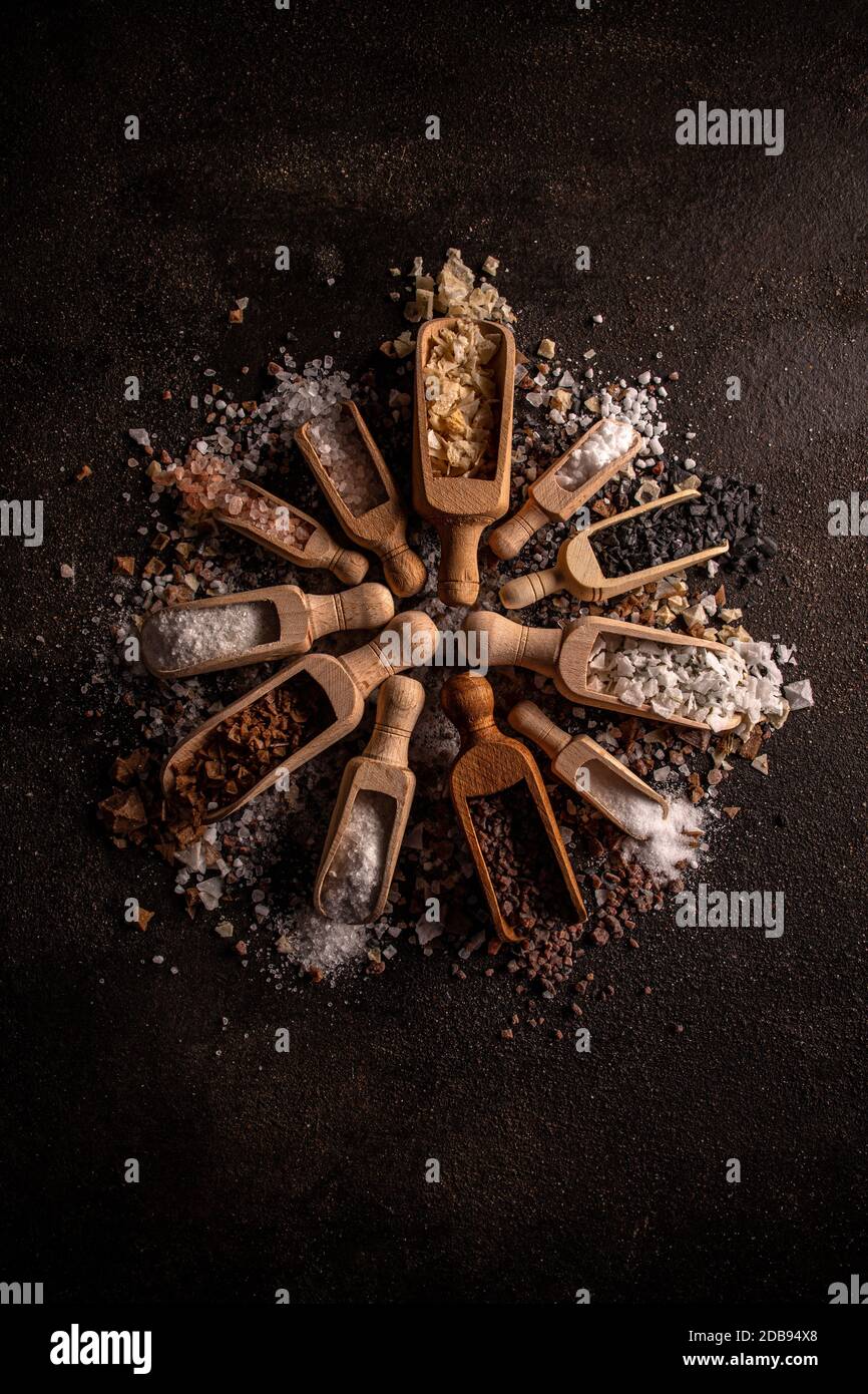 Collecte de différents types de sel sur fond noir Banque D'Images